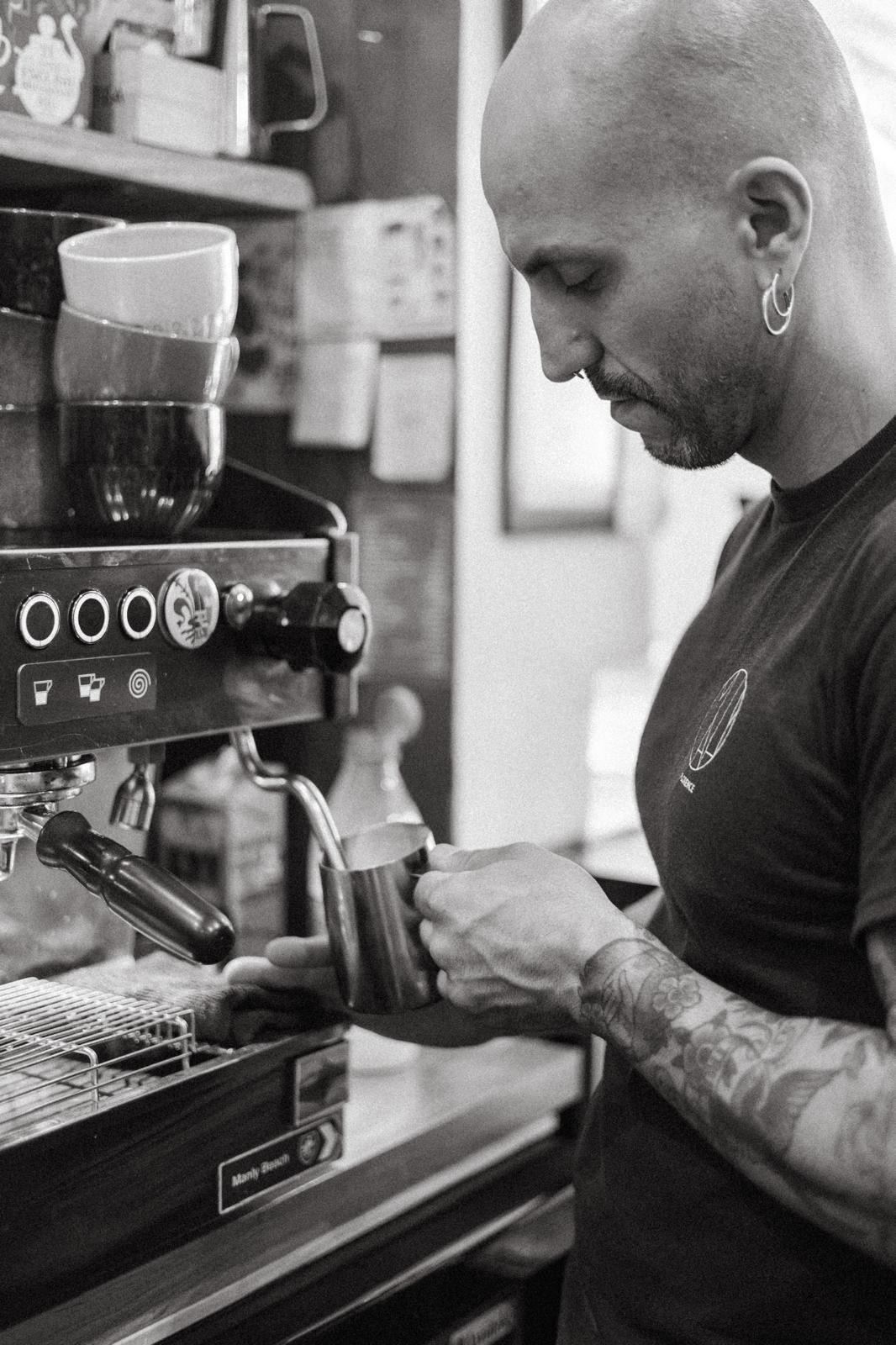 Maykol monta il latte alla macchina