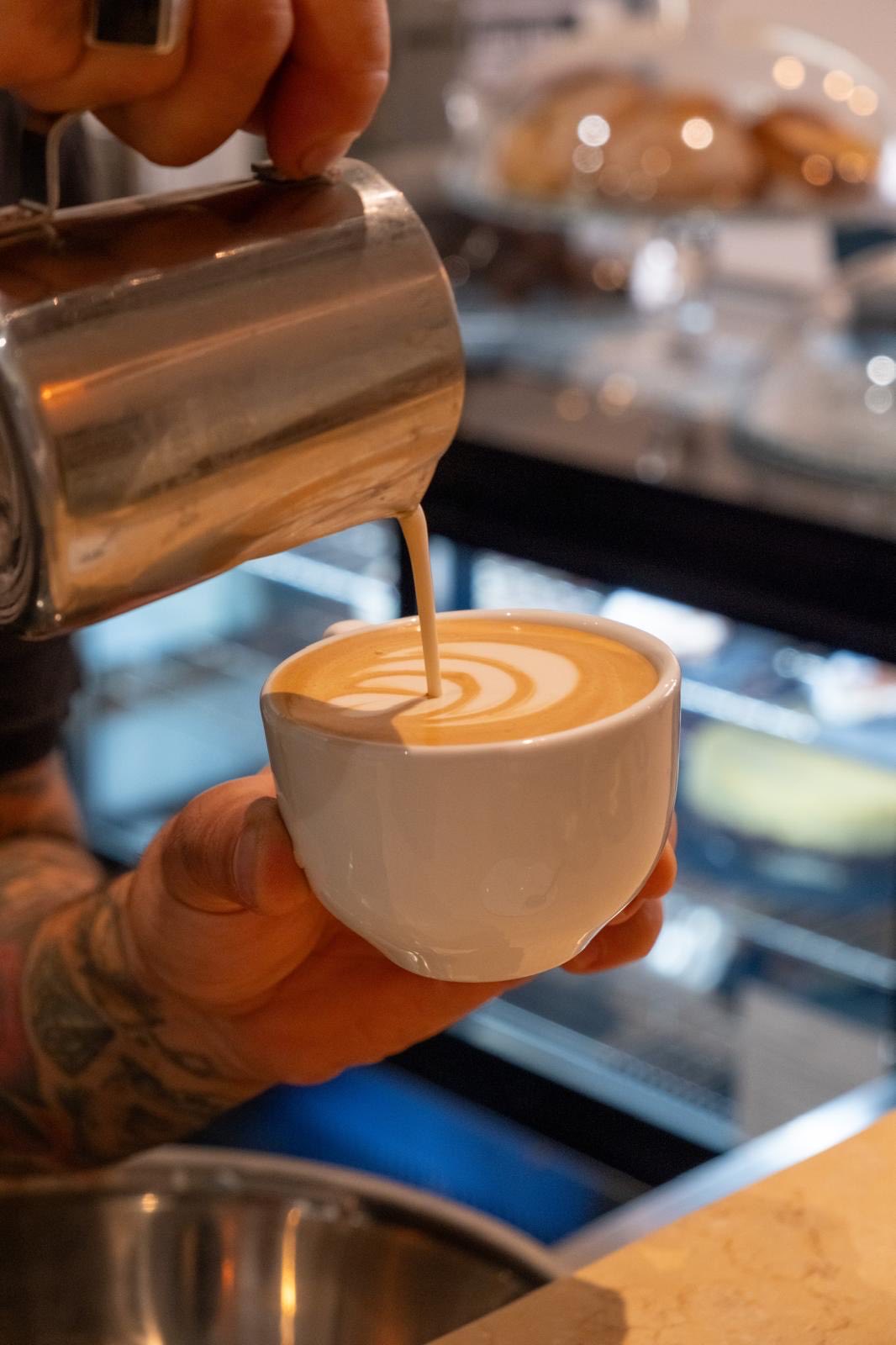 Latte art versata al banco