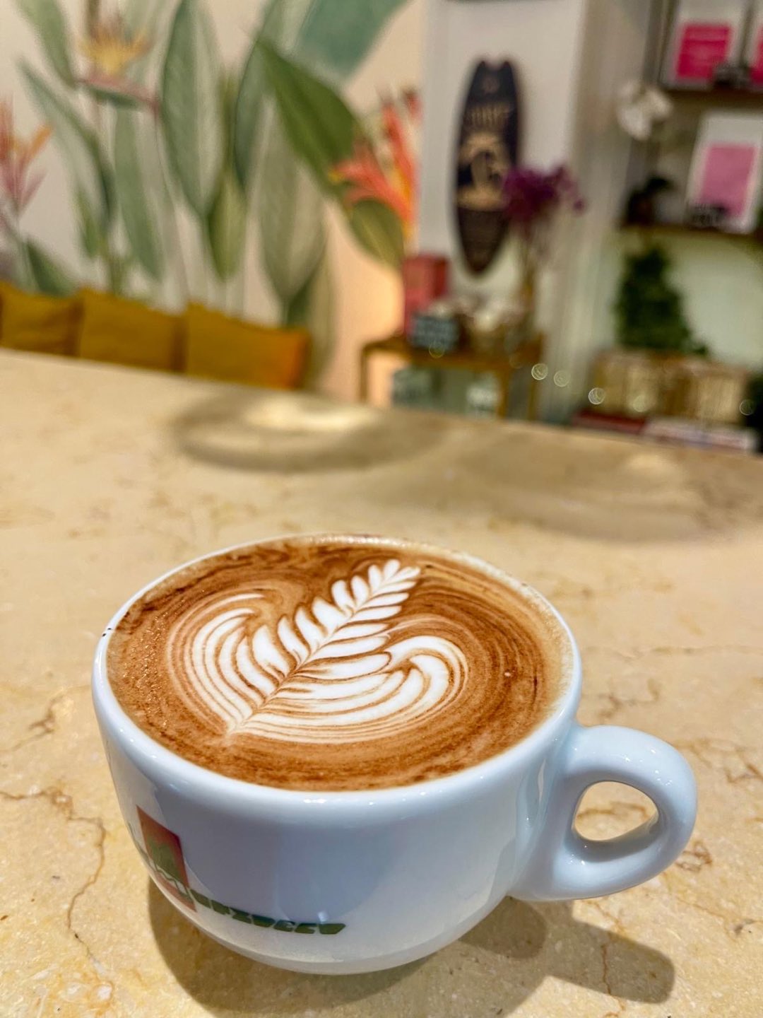 Cappuccino sul bancone di marmo
