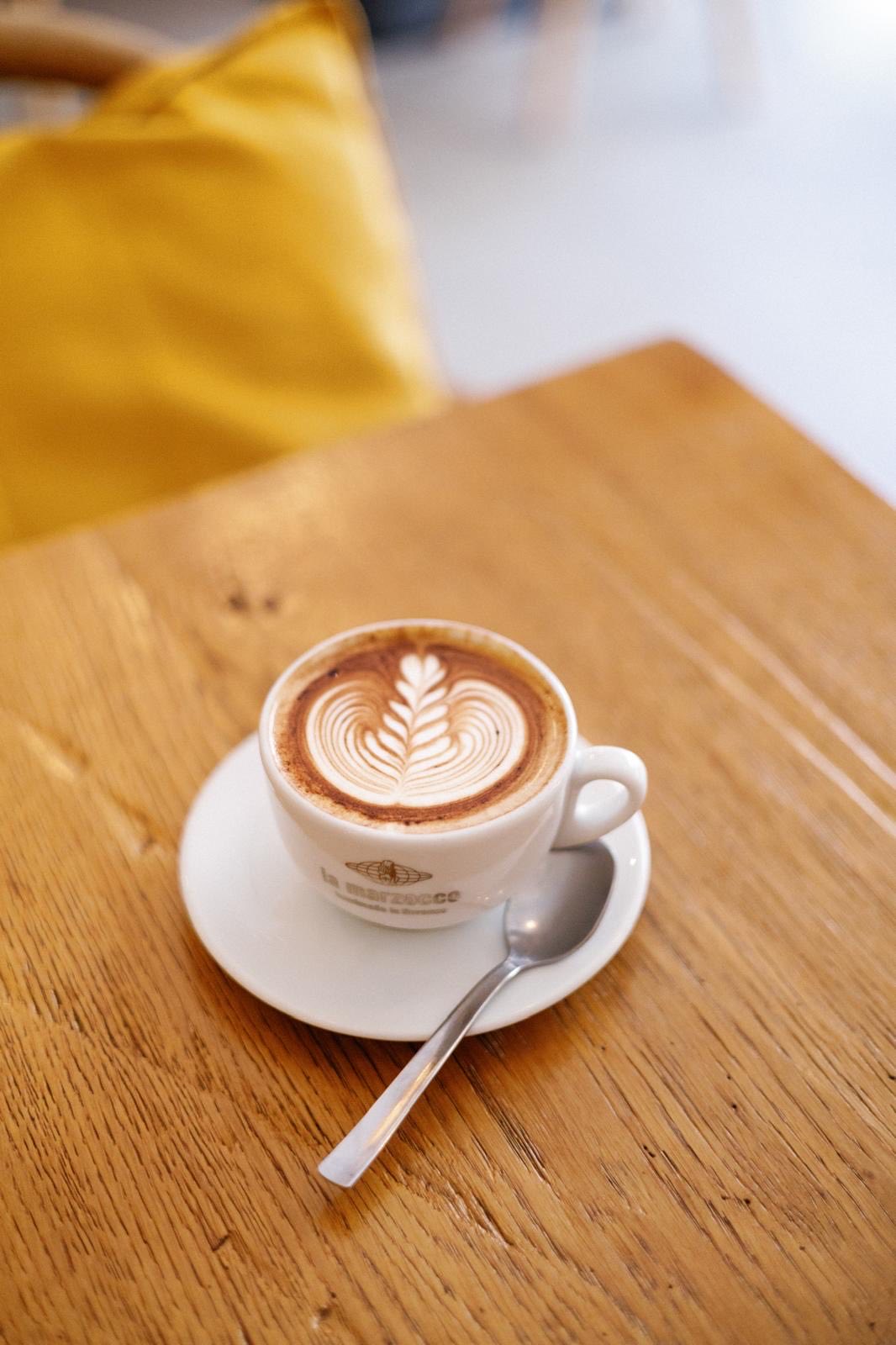 Cappuccino su un tavolo di legno
