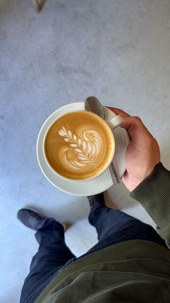 Caffè in mano, visto dall’alto