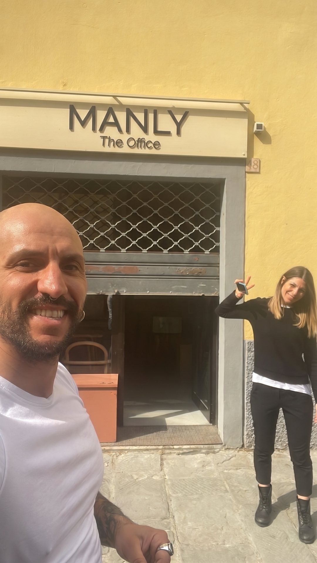 Maykol e Alice davanti a MANLY The Office il giorno dell’apertura